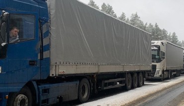 Грузовики продолжают стоять на границе. Легковых авто в очередях нет